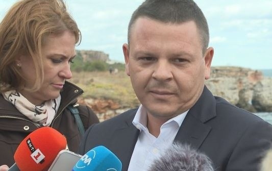 Фирма, спасявала Курск, прави план за изтеглянето на кораба край Камен бряг